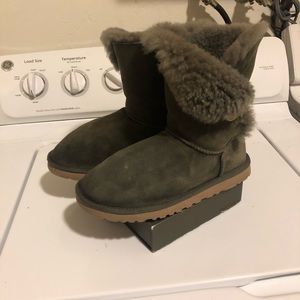 Ugg bailey button short sz 7